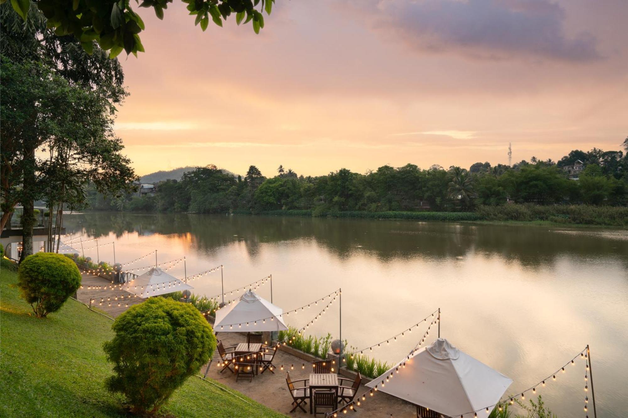 Mahaweli Reach Hotel Kandy Exterior foto